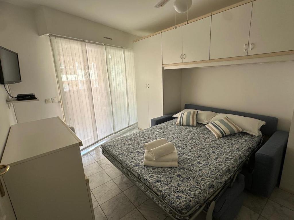 罗克布吕讷-卡普马丹Bright Seaside Studio的一间小卧室,配有带两个枕头的床