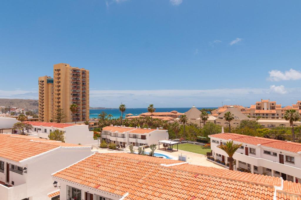 Spacious 2 bdr apartment heated pool, garage