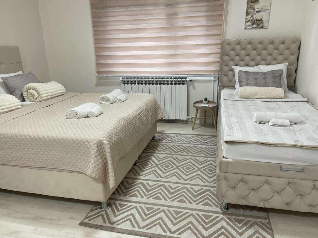 Giường trong phòng chung tại Apartman Safir 1 & Apartman Safir 2 & Apartman Safir 3