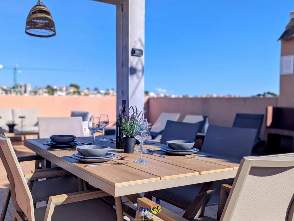 Posezení v ubytování Sunny Getaway with Pool & Rooftop Views VM77