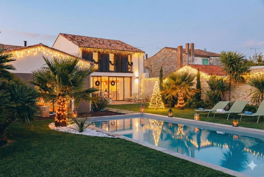 雷岛林滩Villa Saint Exupery的院子里有游泳池的房子