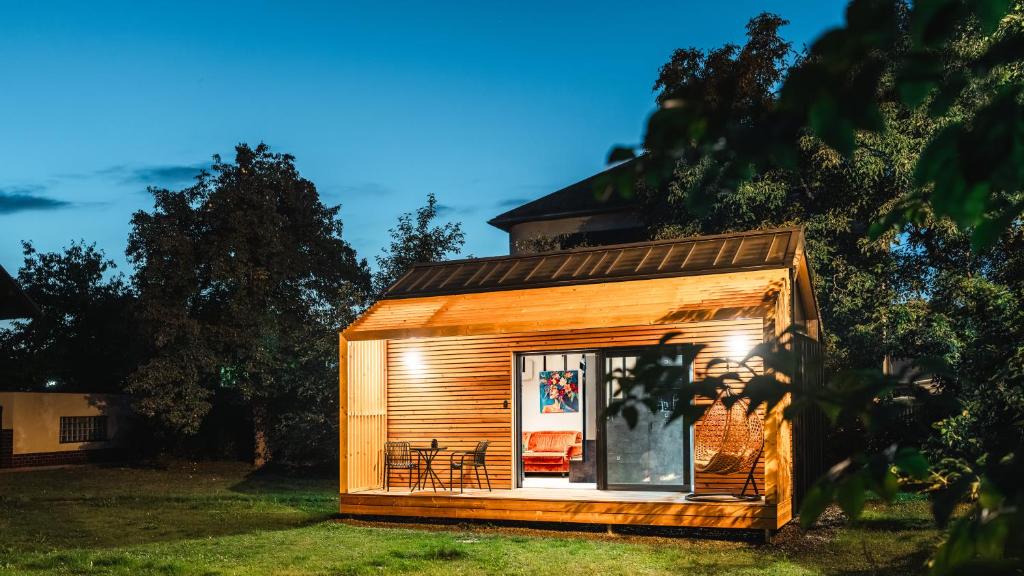 uma pequena cabana com um alpendre num quintal em Ostravinka - Boutique Cabin em Ostrava