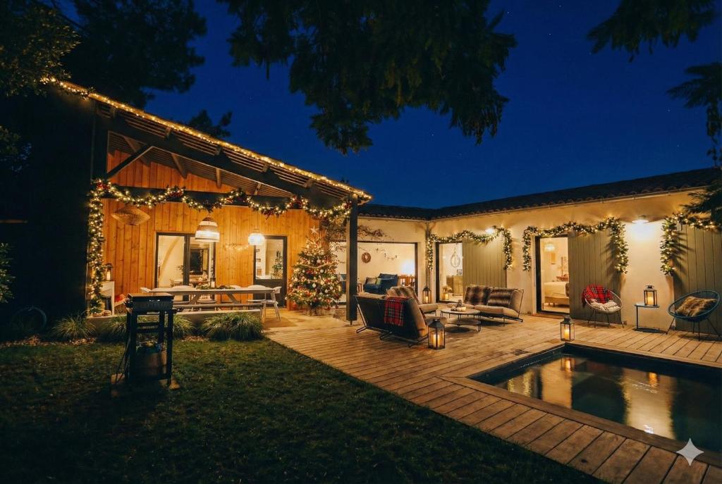 una casa con piscina di notte di Villa Kirribilli a Rivedoux-Plage