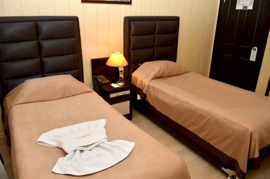 Ένα ή περισσότερα κρεβάτια σε δωμάτιο στο Kös Hotel