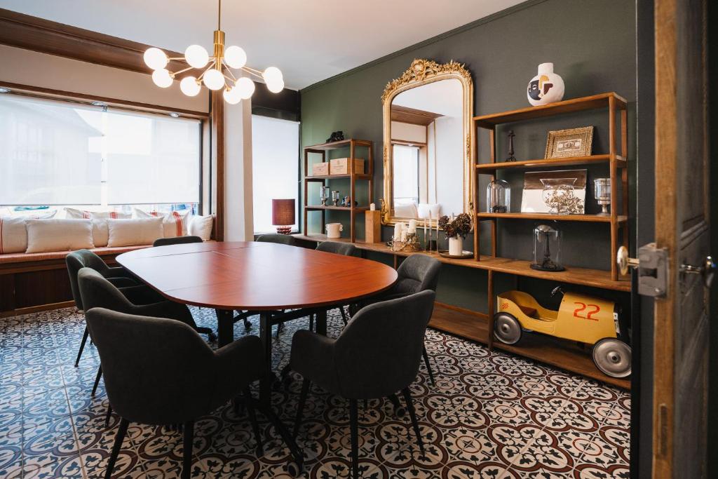 BaraquevilleMaison Barthes Suites B&B的一间有桌子、椅子和镜子的餐厅