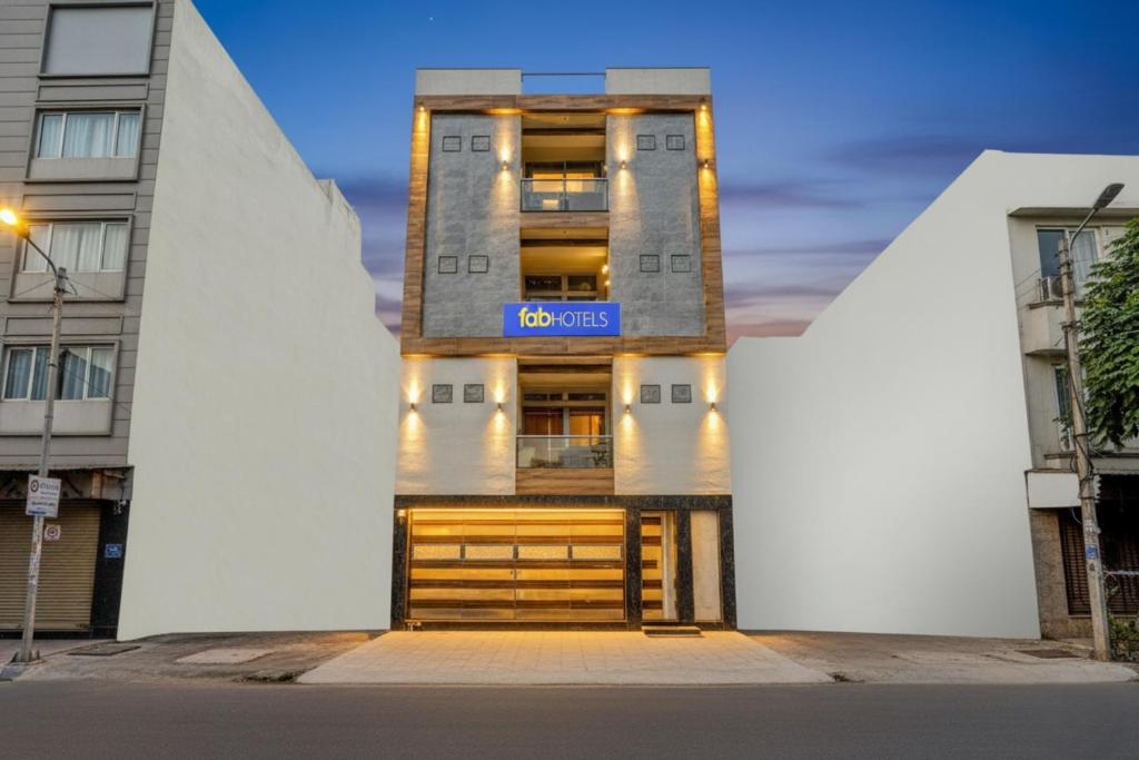 un edificio con un cartello che dice "fai uso di droghe" di FabHotel Kishori Inn a Vrindāvan