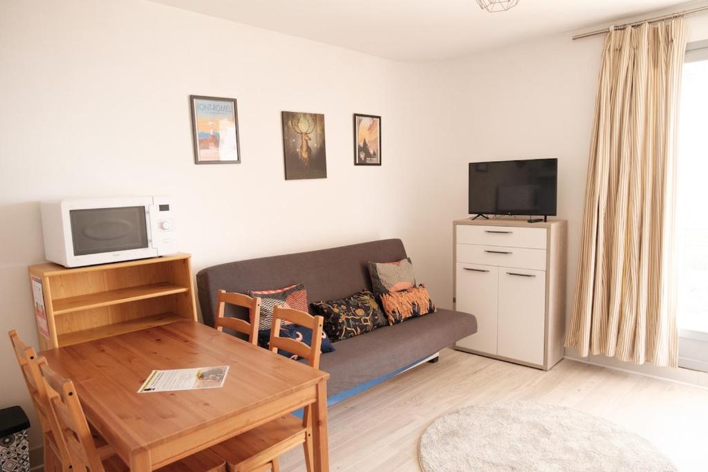 TV a/nebo společenská místnost v ubytování Altitude 1760 - Studio with sunny balcony