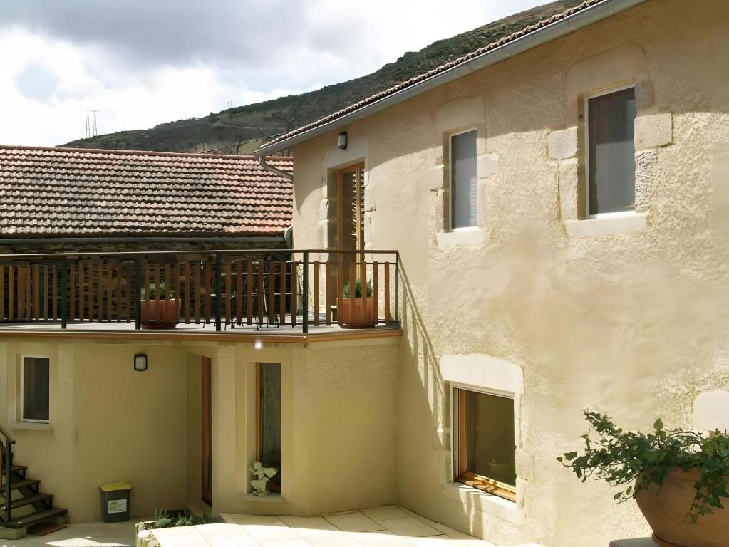 Chant De La Fontaine - La Fougère في Saint-Laurent-les-Bains: اطلالة خارجية على منزل مع شرفة