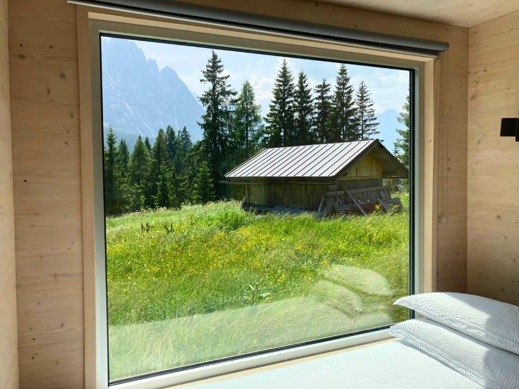 EccheにあるVivere l'inverno tra i prati di Sappadaの納屋が見える部屋の窓