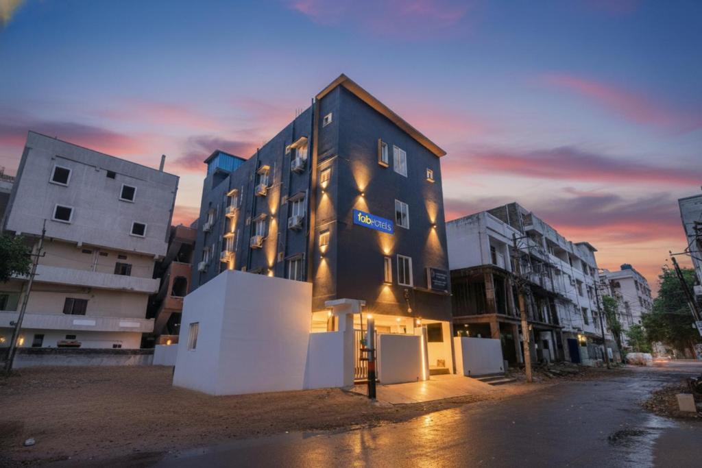 un edificio en una calle de la ciudad al atardecer en Via Dream Connect - Nr Narsingi, en Hyderabad