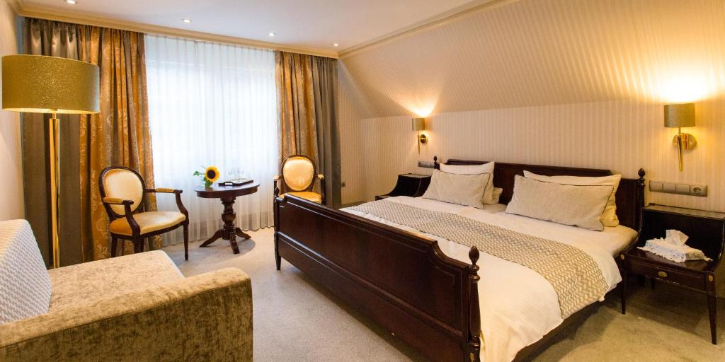 Postel nebo postele na pokoji v ubytování Romantik Hotel Markusturm