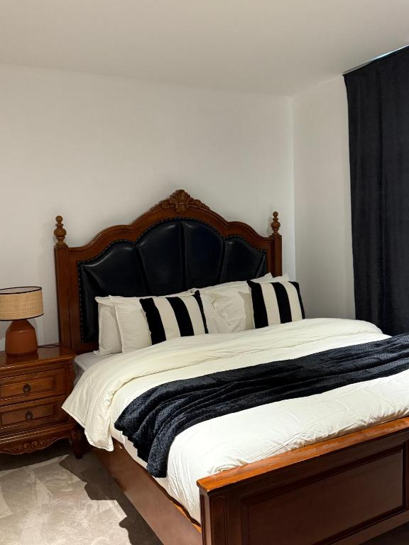 Postel nebo postele na pokoji v ubytování Skyline Serenity Docklands Penthouse by Quibid Stays