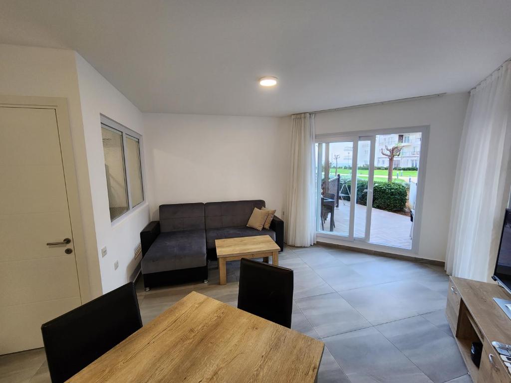 Χώρος καθιστικού στο Exclusive Apartments in Thalassa Beach Resort