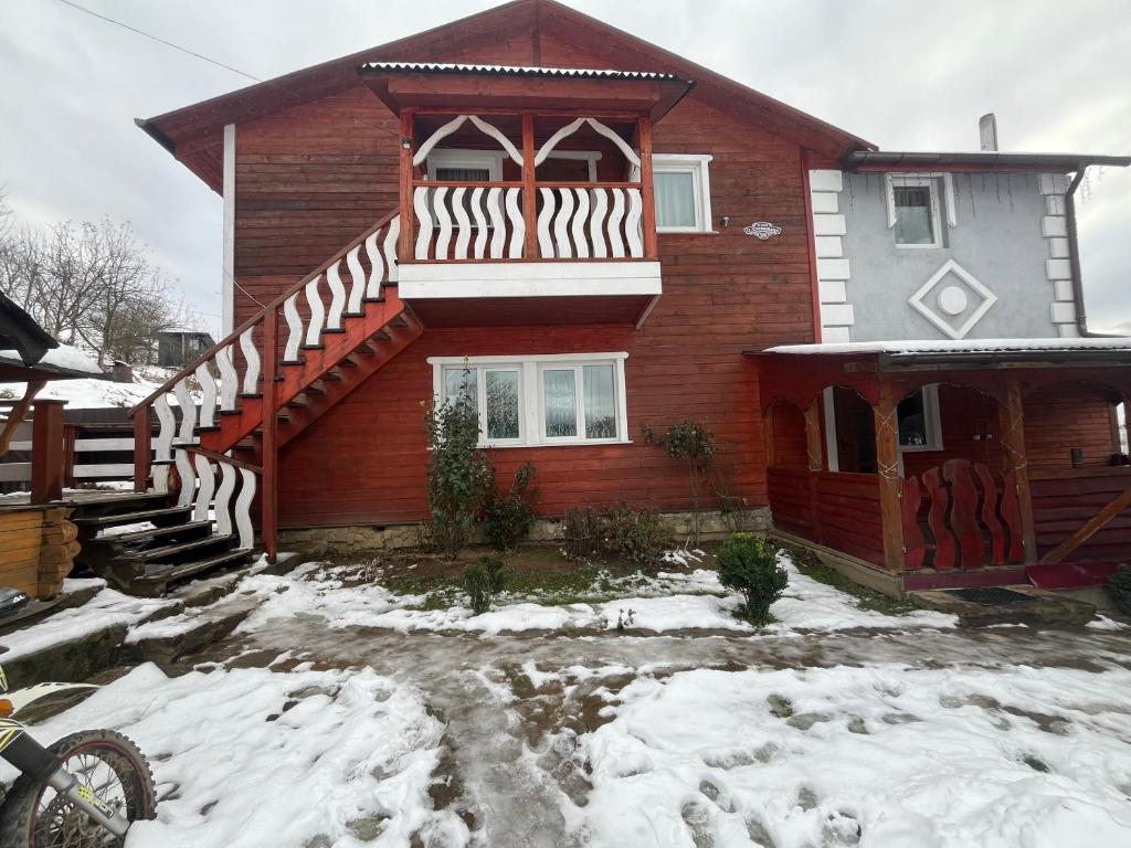 Hirska Vatra في سلافسكي: منزل به درج في الثلج