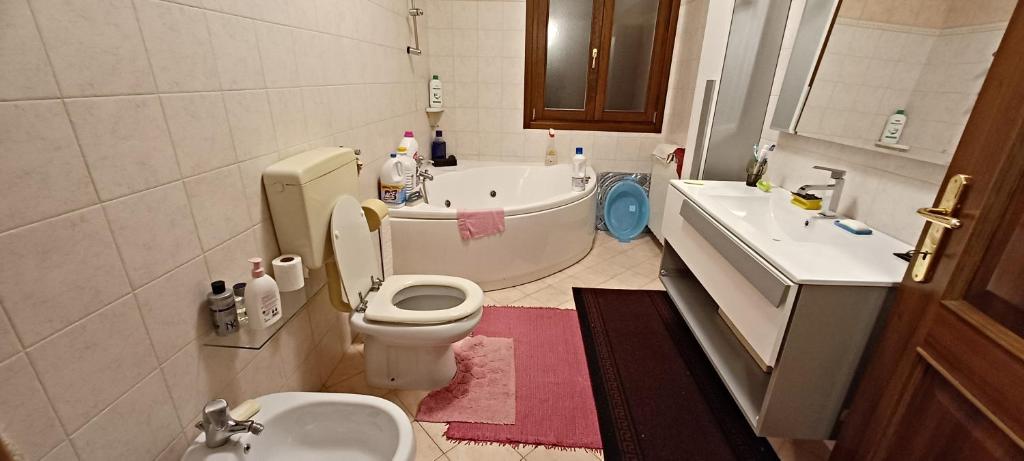 ein Badezimmer mit Waschbecken, Toilette und Badewanne in der Unterkunft Villa Polesine in Porto Tolle