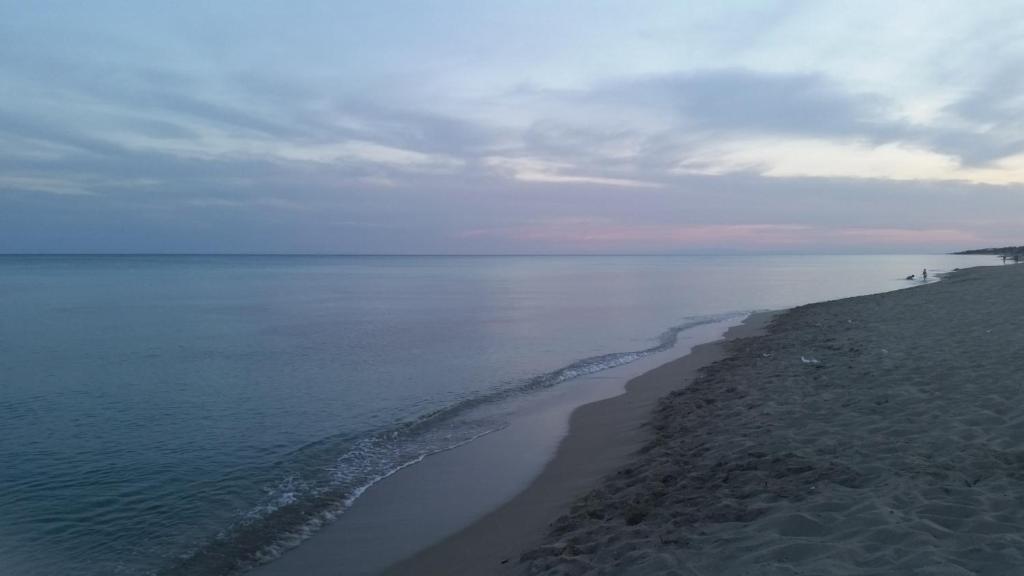 - une vue sur la plage et l'océan dans l'établissement San Pietro Apartments, à San Pietro in Bevagna