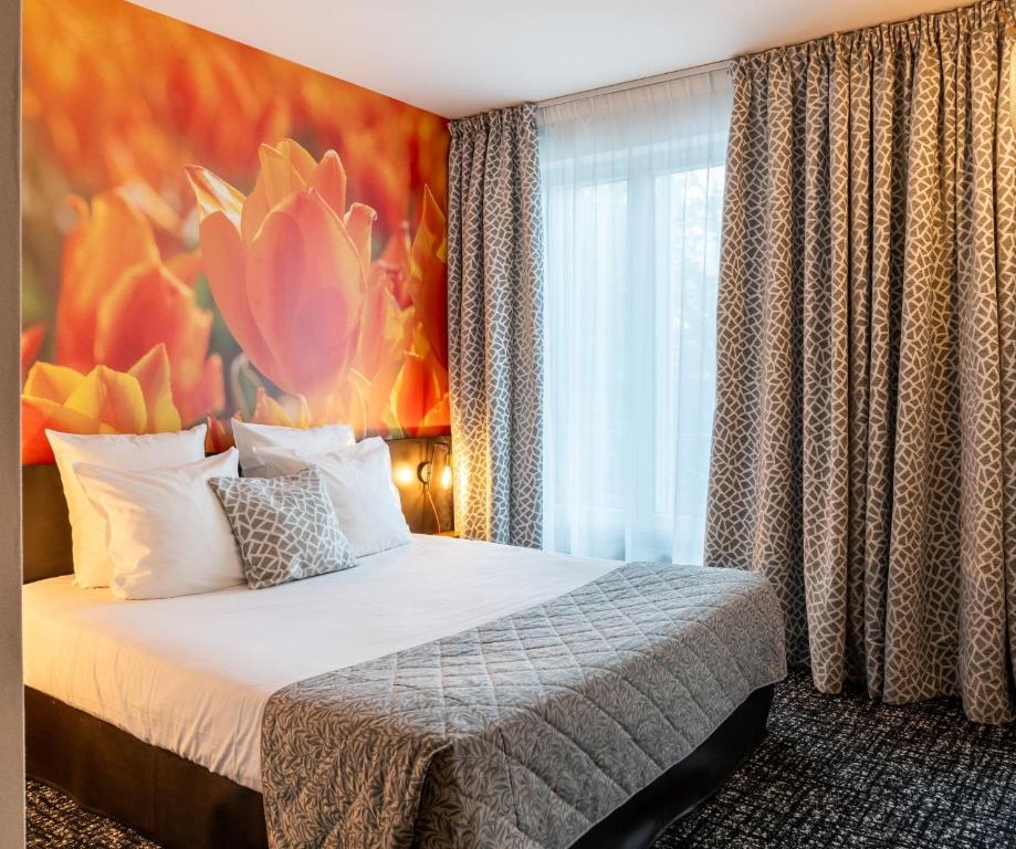 布雷斯特The Originals Boutique, Hôtel de la Paix, Brest的卧室配有一张挂着花壁画的床。