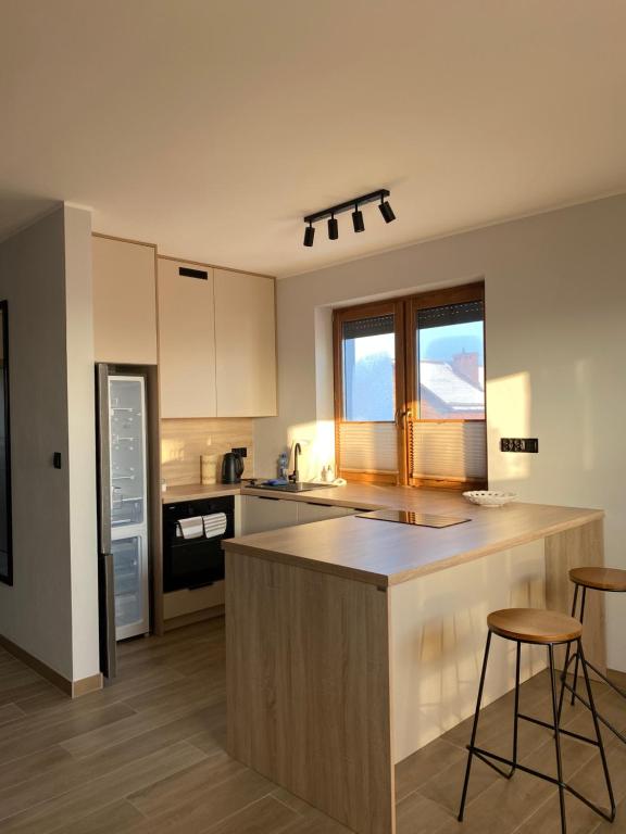 una cocina con una isla en el medio de una habitación en Rybnicka 109A, en Skorka