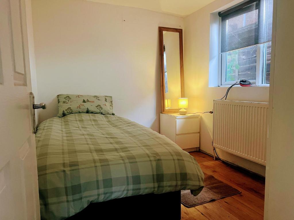 Ένα ή περισσότερα κρεβάτια σε δωμάτιο στο Room in studio with kitchenette and bathroom