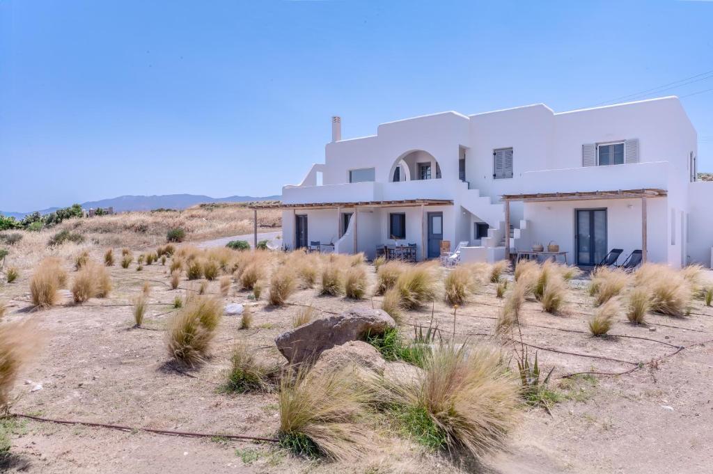 una casa in mezzo a un prato di Relaxia Estate Naxos By KB Hospitality a Galini