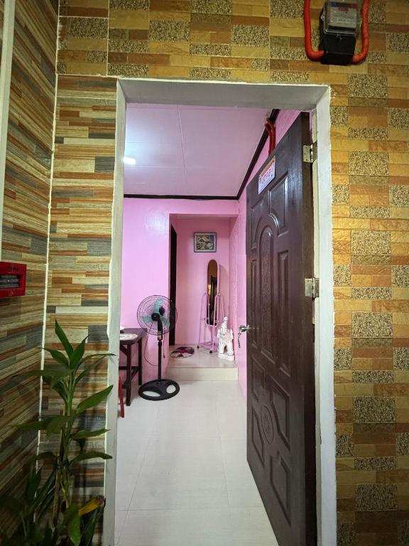 Un pasillo con una puerta que conduce a una habitación. en Maru Vibe Guest house at Panicsican San Juan Elyu, en San Juan