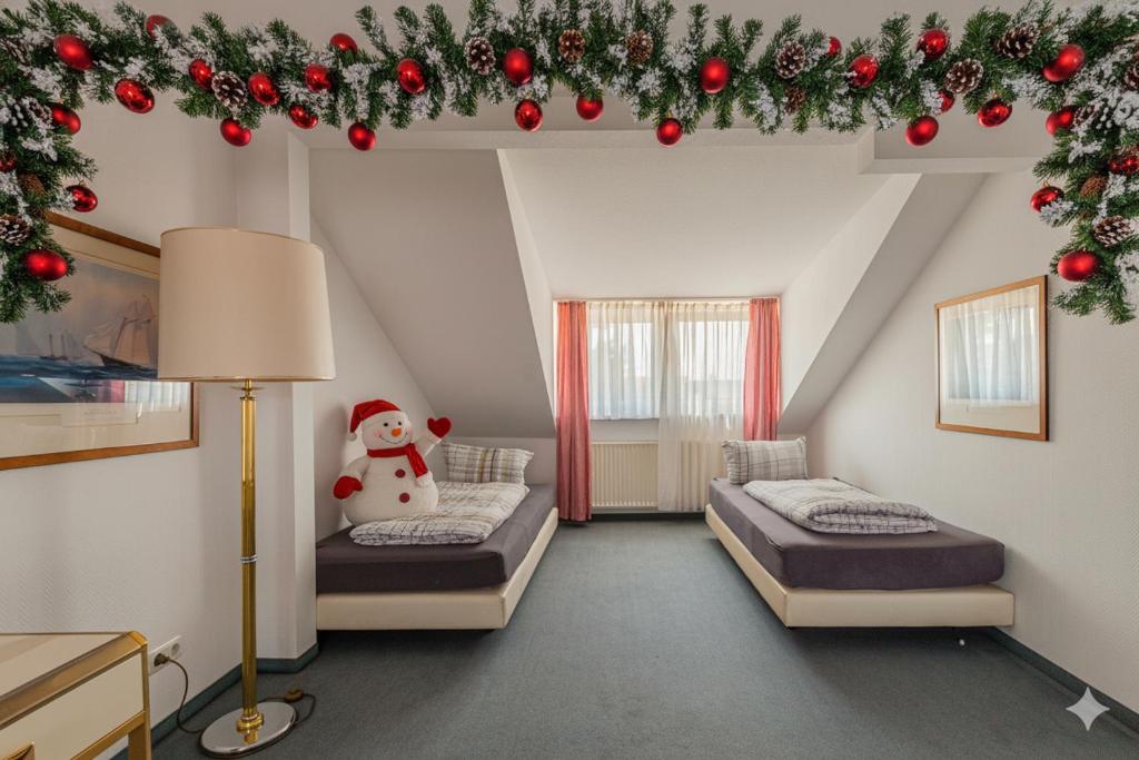 Camera con 2 Letti e decorazioni natalizie di Pension für Monteure in Dresden, Zimmer mit eigenem Bad und großer Gemeinschaftsküche a Dresda