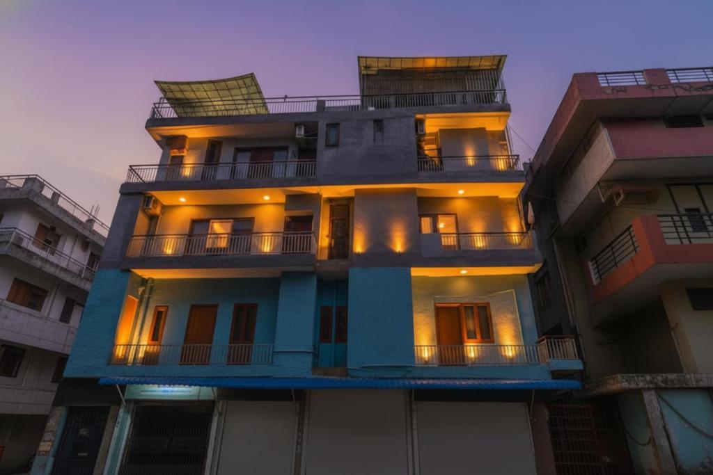 大诺伊达FabHotel Elegant Stay的灯火通明的高楼