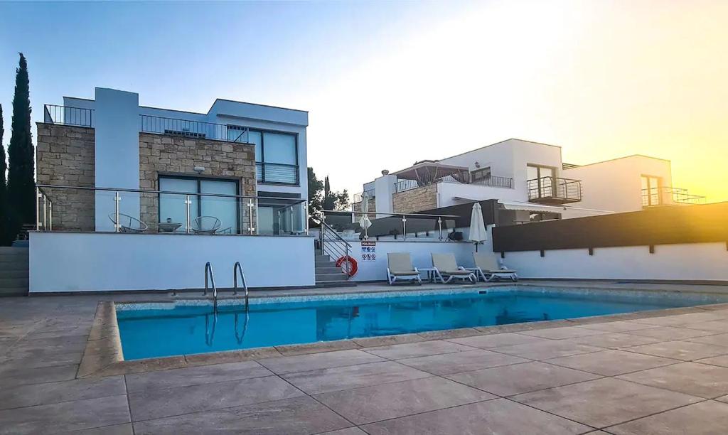 una casa con piscina di fronte a una casa di Villa Prengos 15 a Paphos