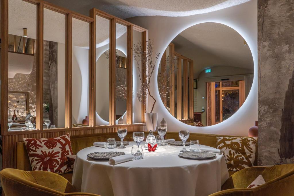 un tavolo in un ristorante con uno specchio rotondo di Auberge De Saint-Rémy - Restaurant Gastronomique a Saint-Rémy-de-Provence