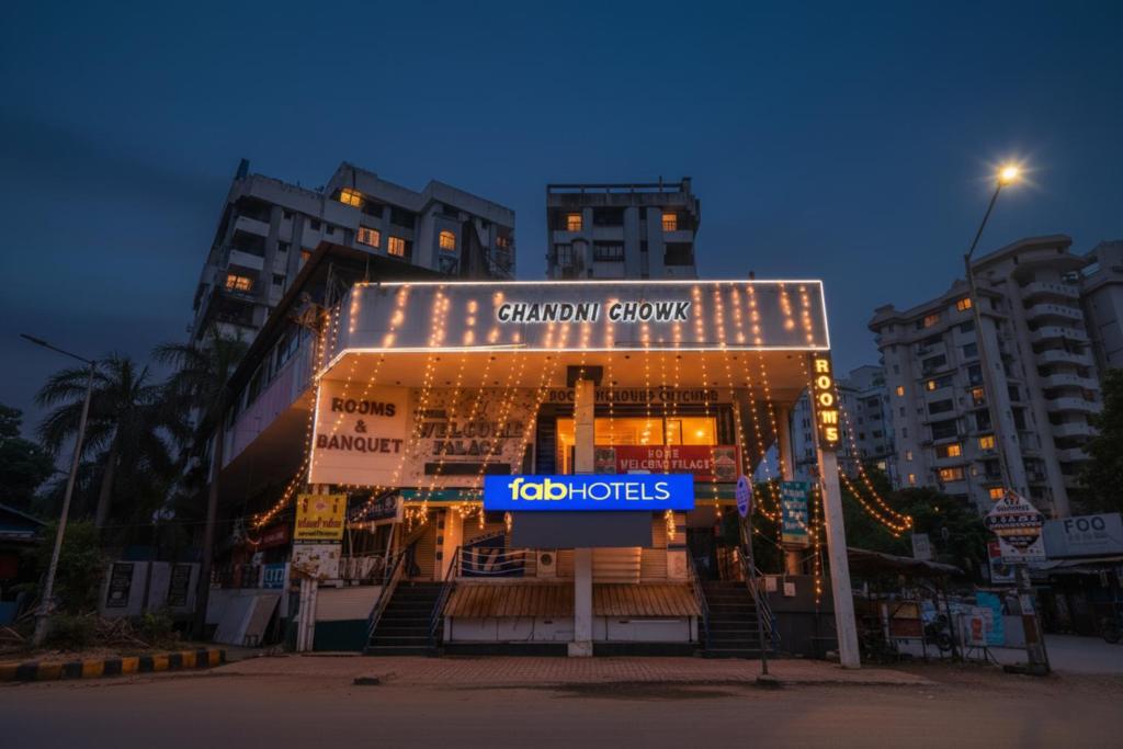 um prédio com uma placa que diz "setas de Calgary" em FabHotel Prime Welcome Palace em Surate