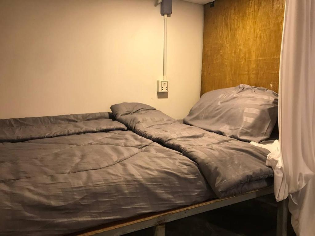 a bed sitting in a room with avertisementatronatronstrationbestosbestosbestosbestos at Reaksa Hostel & Spa - Koh Rong in Kaôh Rŭng (6)