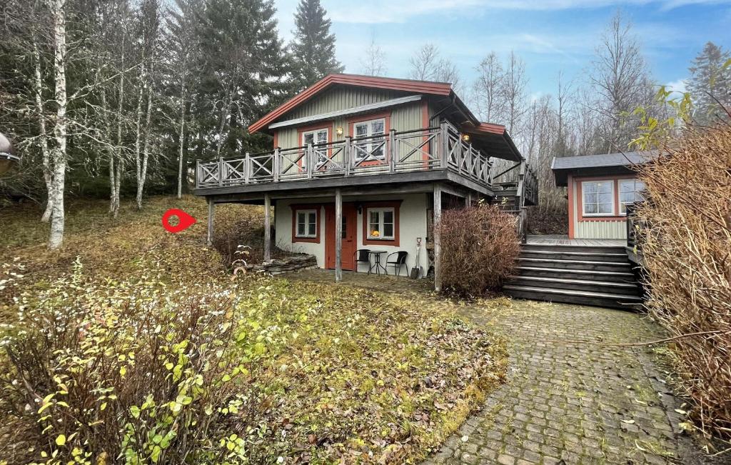 Härbyste1 Bedroom Gorgeous Apartment In Åre的房屋的顶部设有阳台