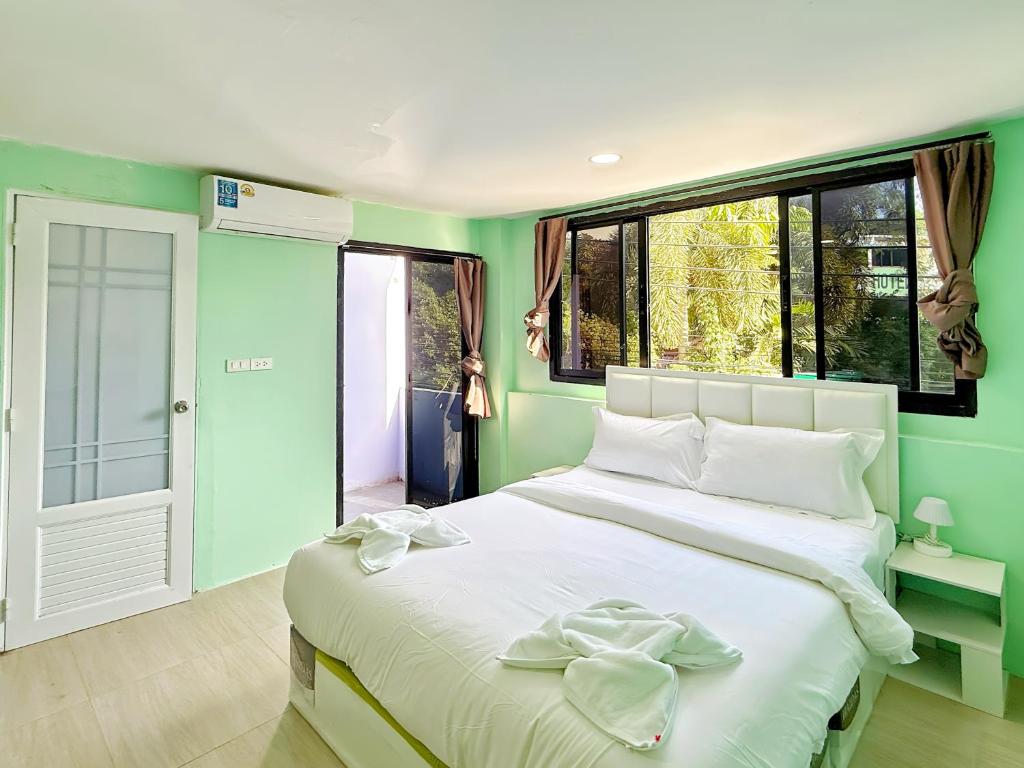 Кровать или кровати в номере Chen Inn patong House Hotel