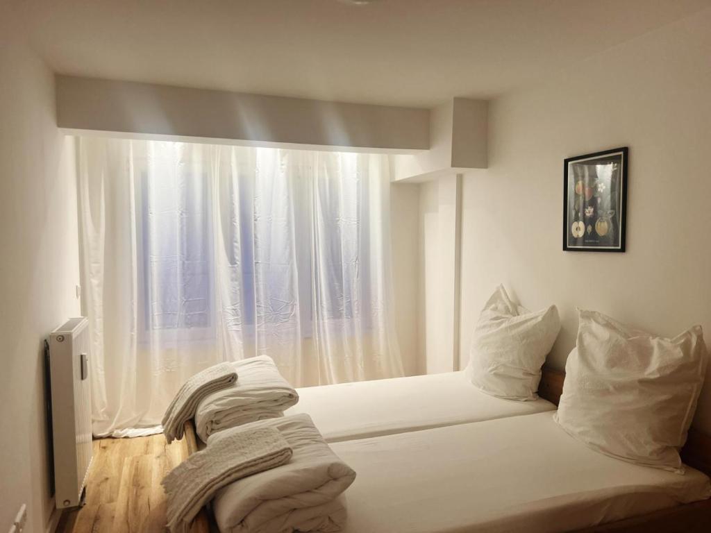 Giường trong phòng chung tại Emmas Apartments