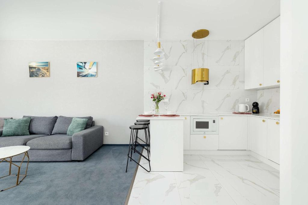 Un lugar para sentarse en LET'S SEA 55 Apartment with Sea View, Sauna & Pool and Parking by Noclegi Renters