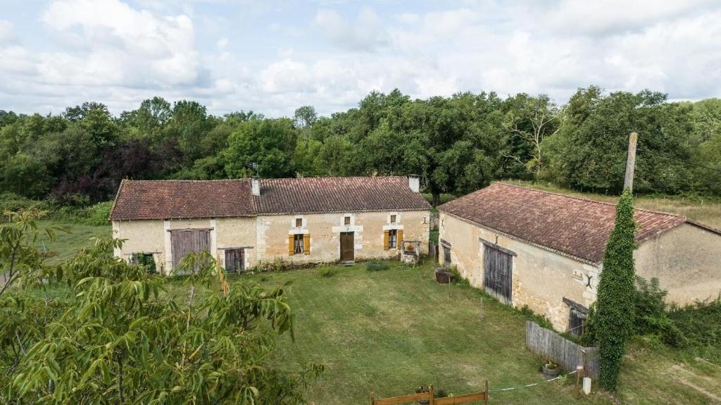 an aerial view of an old house with a yard at Le chene vert in Saint-Front-de-Pradoux
