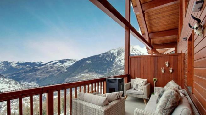 einen Balkon mit Blick auf einen verschneiten Berg in der Unterkunft Élégant Duplex - Sainte Foy Station - 10 pers in Sainte-Foy-Tarentaise