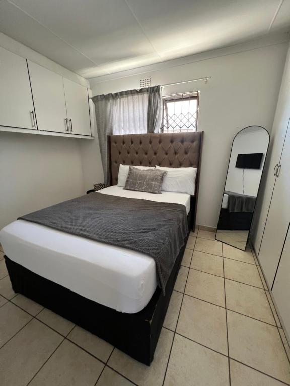 Una cama o camas en una habitación de Zolas guest house