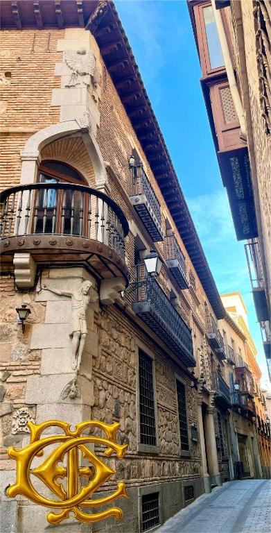 a yellow sign on the side of a building at Hotel Boutique Casón De Los López in Toledo
