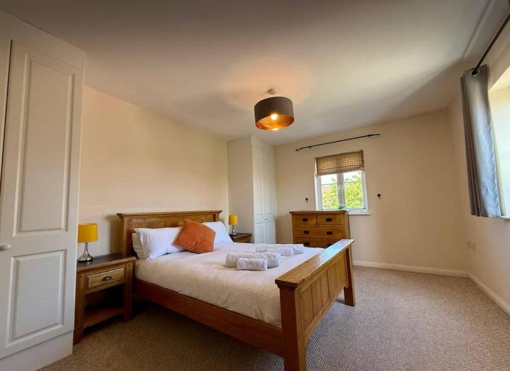 Ένα ή περισσότερα κρεβάτια σε δωμάτιο στο Gt. Marlow TownHouse- Families, Pets & Contractors