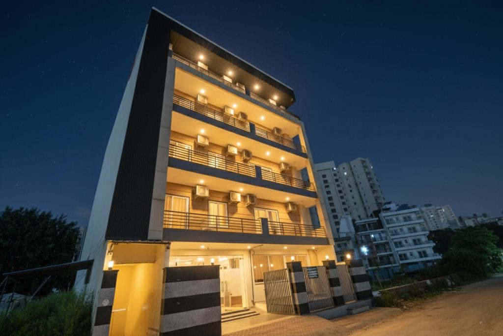 ein hohes Gebäude mit Lichtern darauf in der Unterkunft Hotel Supreme in Gurgaon