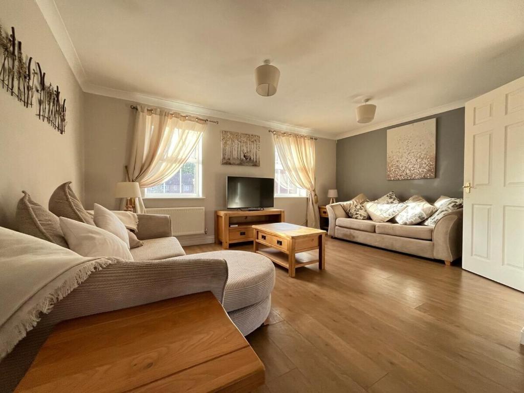 Μια τηλεόραση ή/και κέντρο ψυχαγωγίας στο Holthart Town-House, Great for Groups, Families, Pets & Contractors