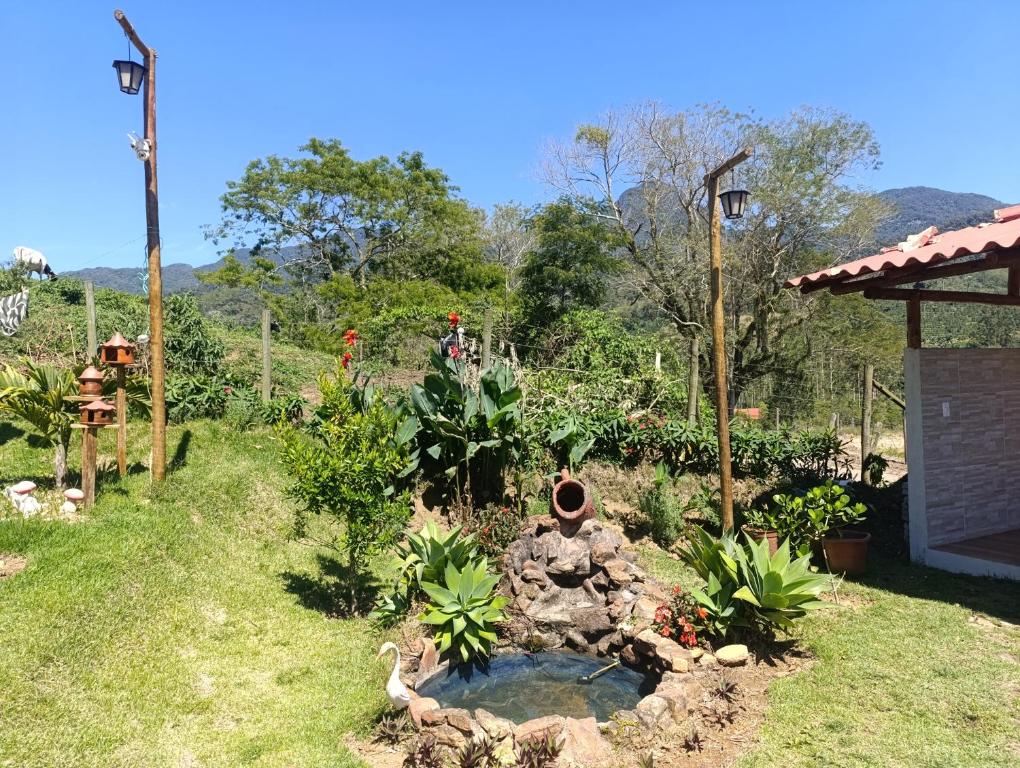 Κήπος έξω από το Chalés Flor do Caparaó em Patrimonio da Penha