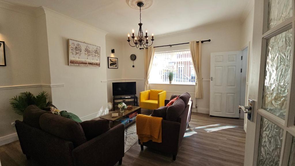 een woonkamer met twee banken en een tv bij Ushaw HillTop View-Christmas availability! in Ushaw Moor