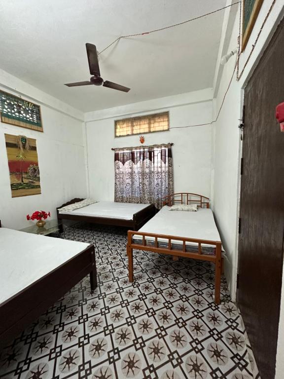 Giường trong phòng chung tại Trishna Homestay