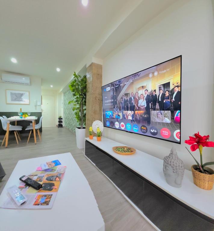 Modern Living Miramar II Elegant 3 Bedroom Stay in city center Walking distance to the trainstation and the beaches by NAMASTE ELITE