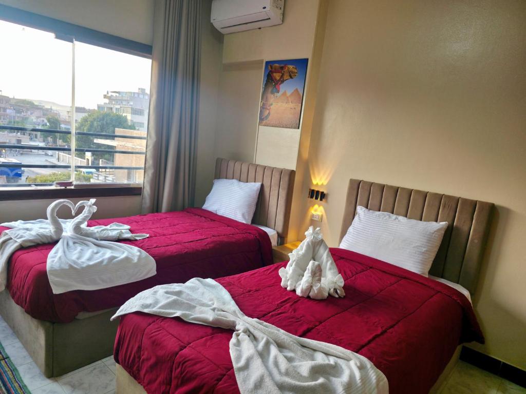 Ένα ή περισσότερα κρεβάτια σε δωμάτιο στο Tumbas Reales de las Pirámides