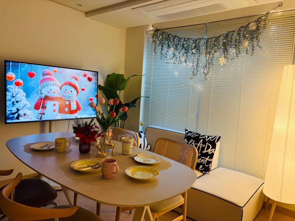 a dining room with a table and a tv at 아늑하고 조용한 신축 숙소 Stay Hyun301 in Seoul