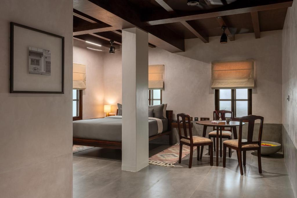 Кровать или кровати в номере Delhi House