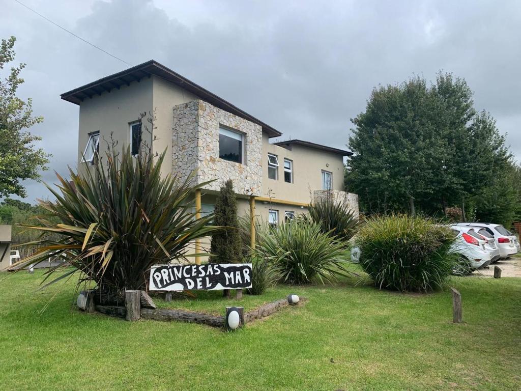 阿祖尔海Princesas Del Mar a 4 cuadras del mar的一栋房子前面有一块招牌